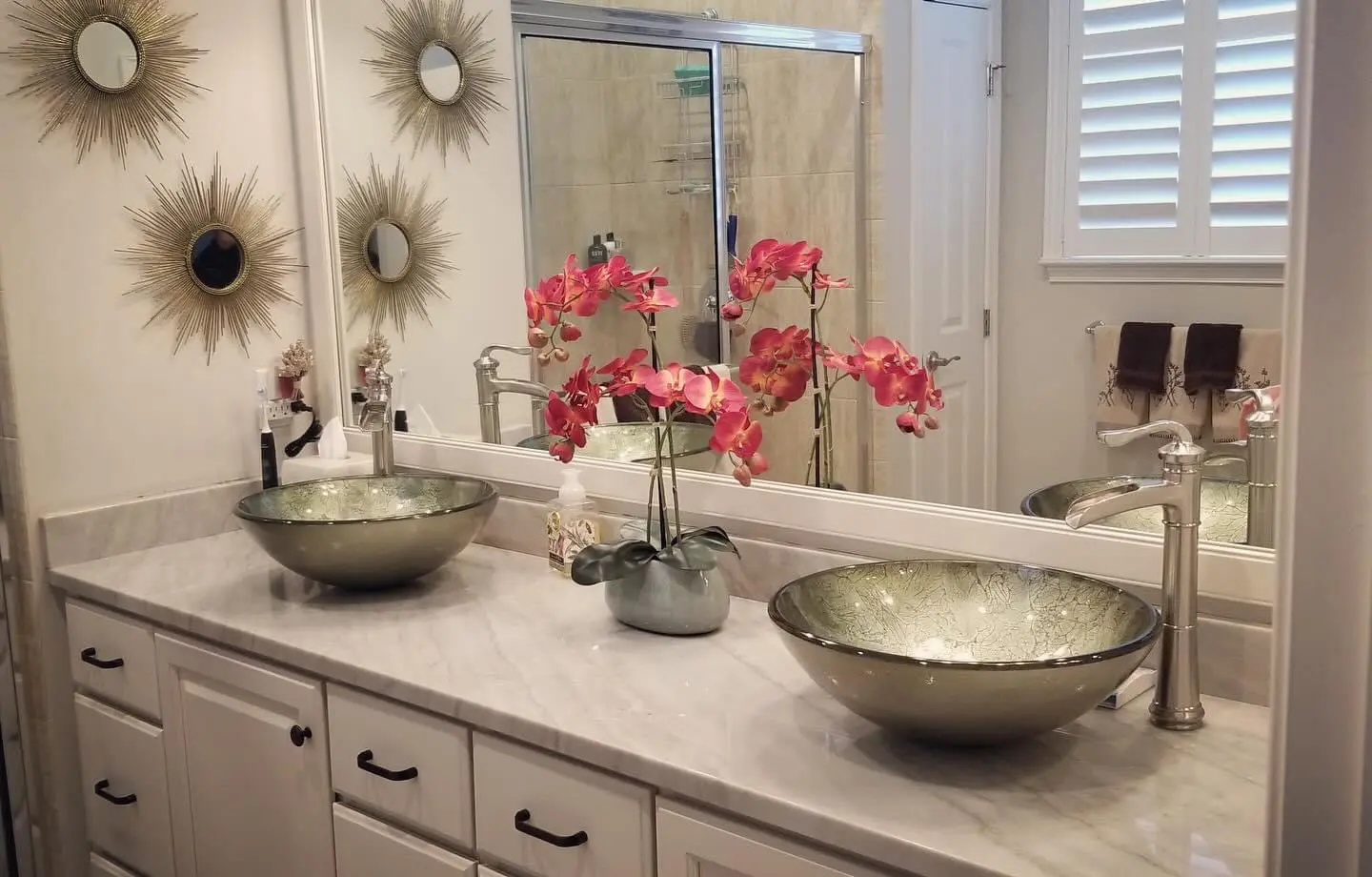 A bathroom with two sinks and a mirror