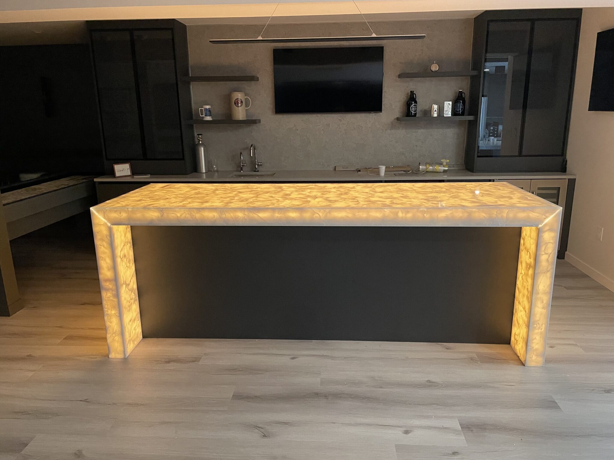 Modern backlit bar countertop with onyx.