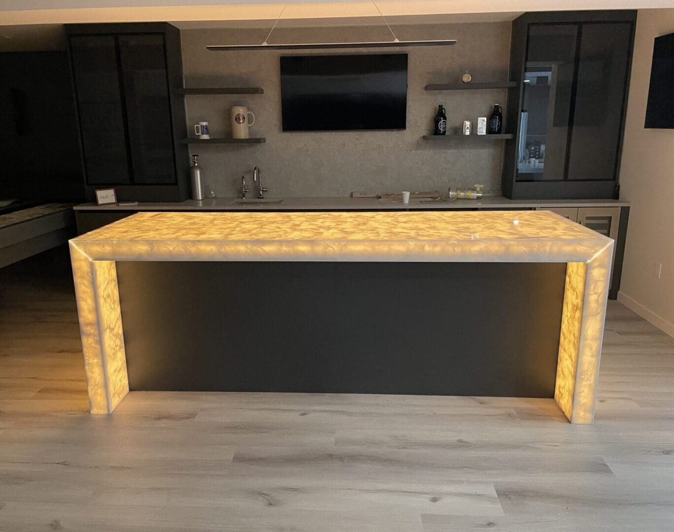 Modern backlit bar countertop with onyx.